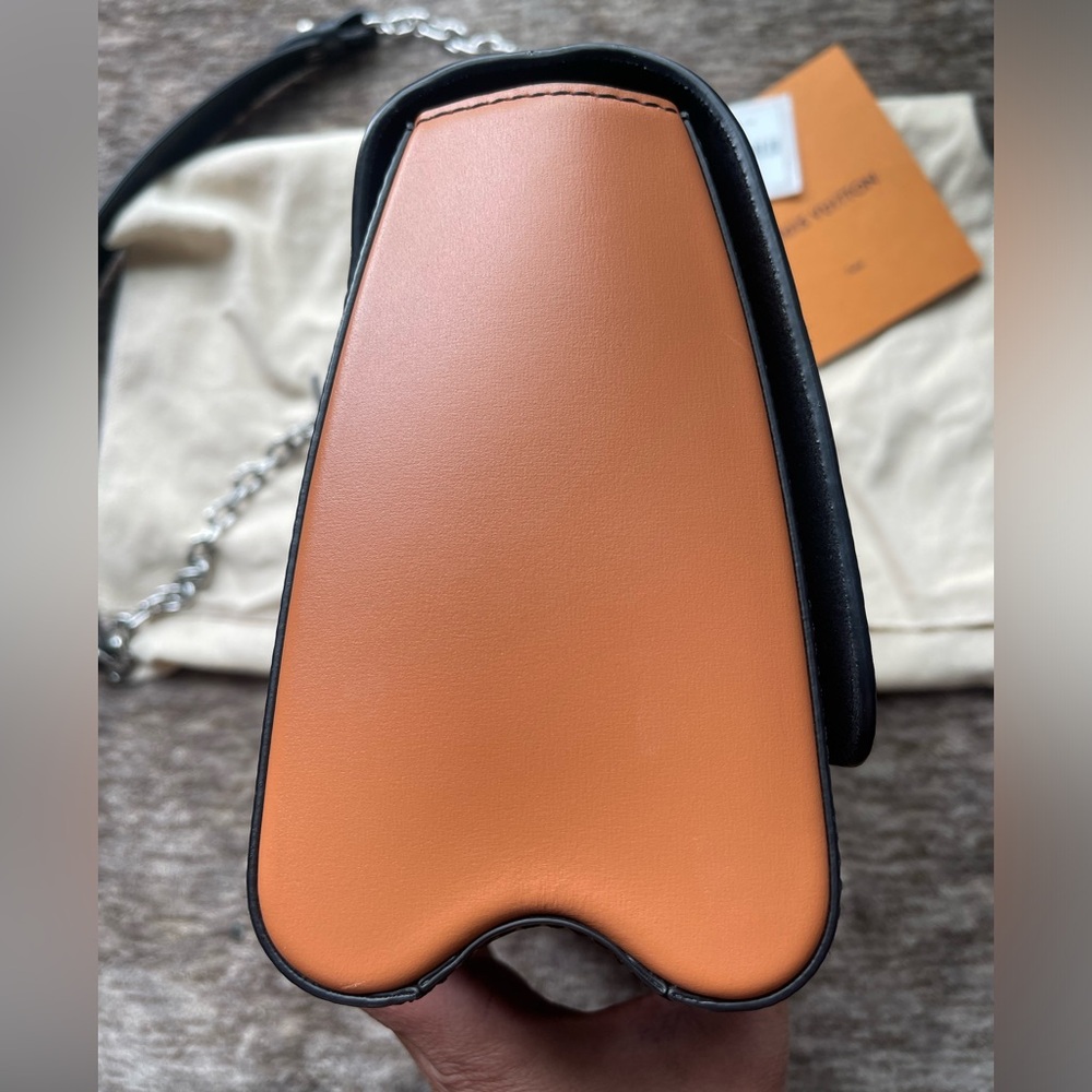 Louis Vuitton Twist MM Limited Edition Epi Leather - Picture 4 of 15